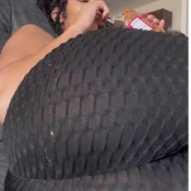 pretty ebony farts while eating theebonykinkqueen