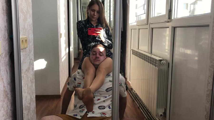 evelina domina - squeezing in the mirror